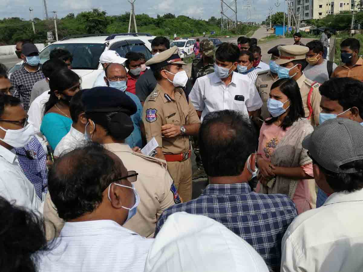 చిన్నవడ్డేపల్లి చెరువును సందర్శించిన అధికారులు