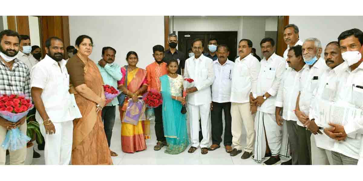 సీఎం కేసీఆర్‌ను కలిసిన చాకలి ఐలమ్మ వారసులు