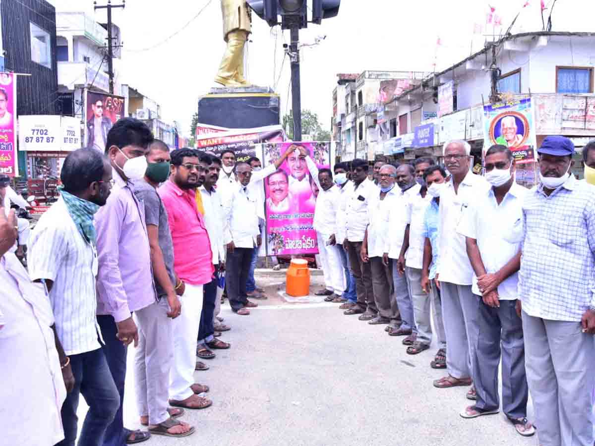 Wine shops Reservations‌ | సీఎం కేసీఆర్‌ చిత్రపటాలకు పాలాభిషేకం