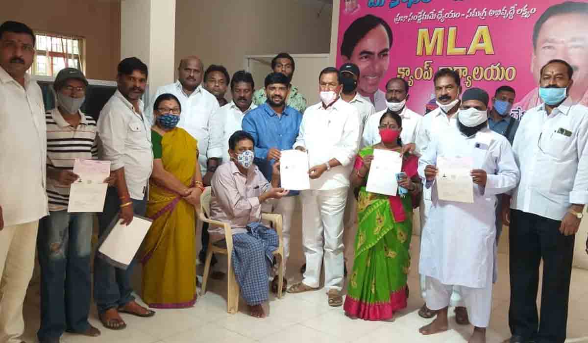 సీఎంఆర్‌ఎఫ్‌ చెక్కులు పంపిణీ చేసిన ఎమ్మెల్యే సుభాష్‌రెడ్డి