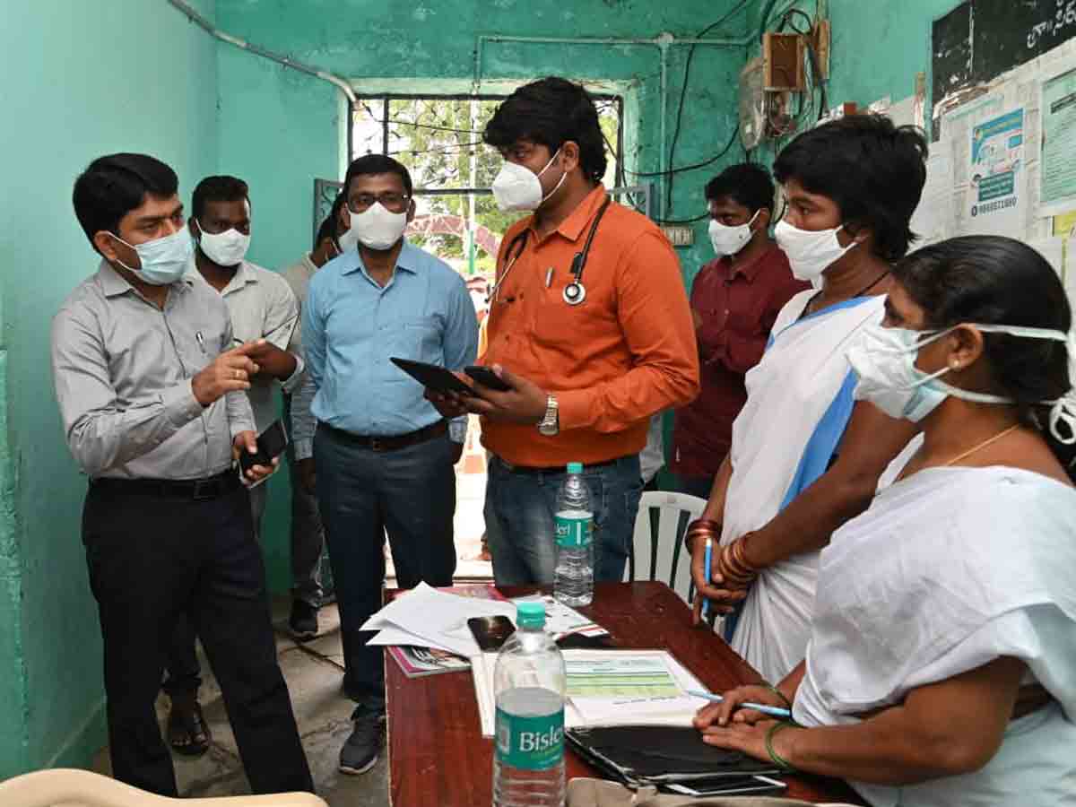 రాఘవపేట పీహెచ్‌సీని సందర్శించిన కలెక్టర్‌ రవి