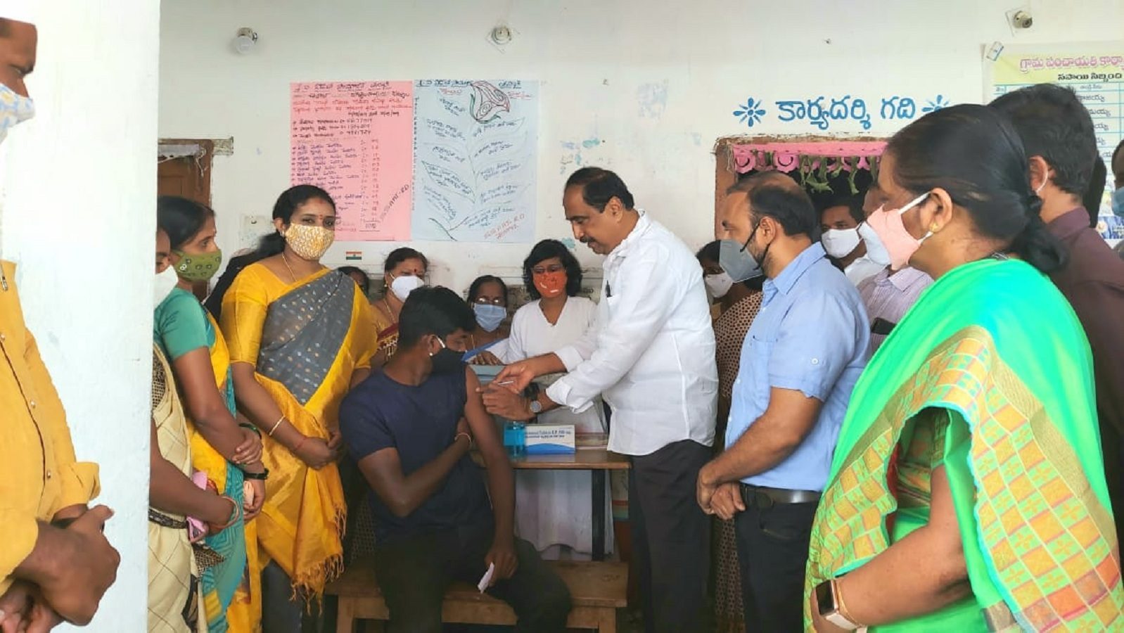 Jagityal |  స్వయంగా covid టీకా వేసిన ఎమ్మెల్యే సంజయ్‌ కుమార్‌