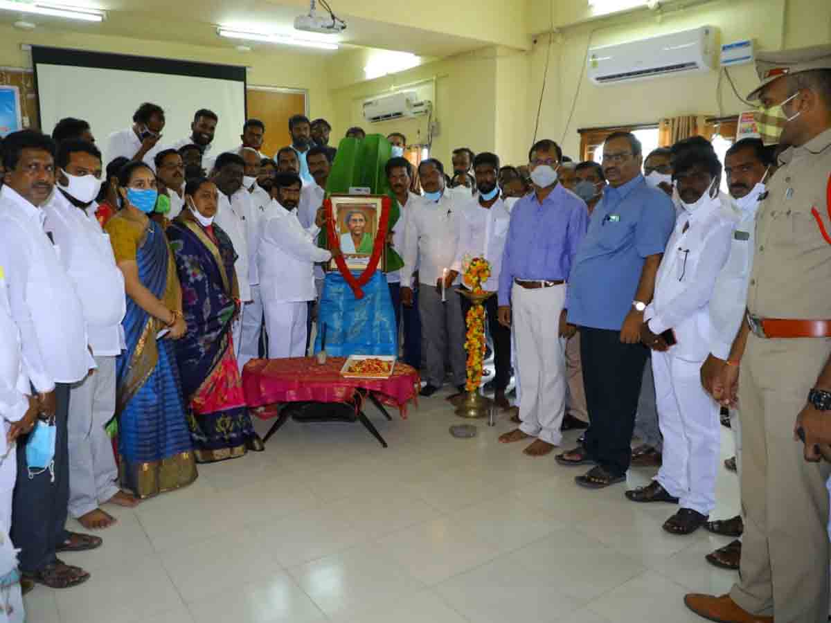 ప్రశ్నించడం నేర్పిన వీరనారి చాకలి ఐలమ్మ : మంత్రి జగదీష్ రెడ్డి