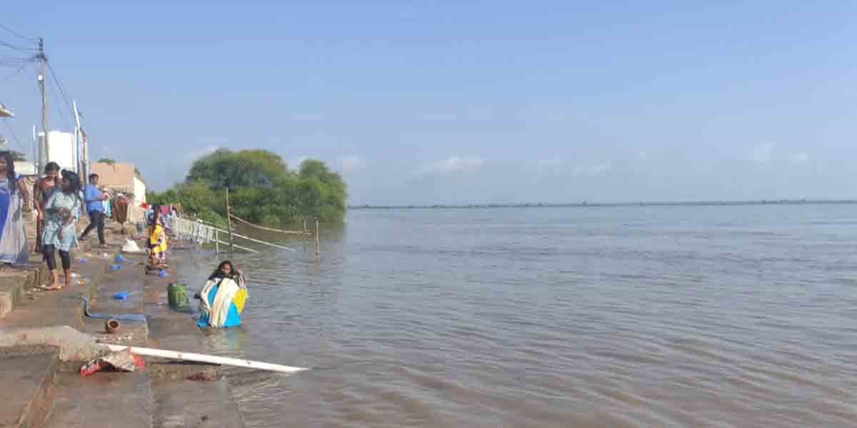 కాళేశ్వరం వద్ద కొనసాగుతున్న మొదటి ప్రమాద హెచ్చరిక