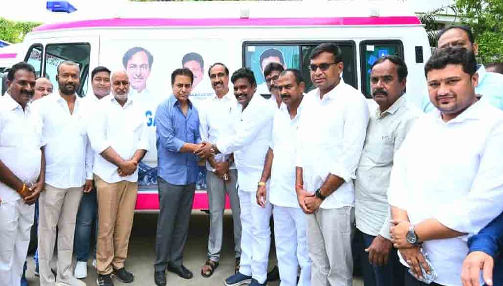 Gift a Smile | తెలంగాణ స్టోన్ క్రషర్స్ అసోసియేషన్ ఆధ్వర్యంలో మంత్రి కేటీఆర్‌కు అంబులెన్స్‌ల అందజేత..