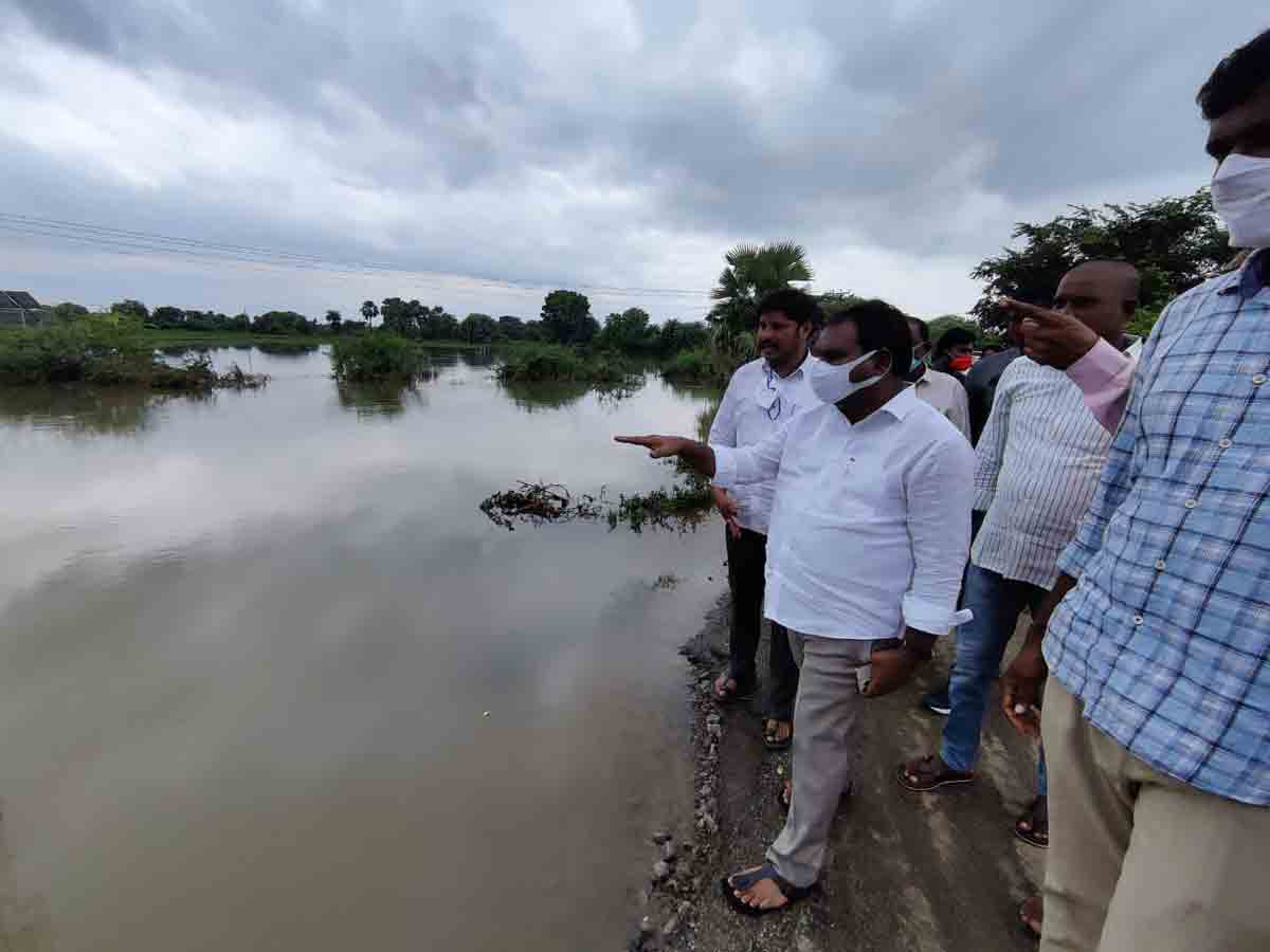 Huzurabad | వర్షానికి దెబ్బతిన్న రోడ్లను పరిశీలించిన ఎమ్మెల్యే అరూరి