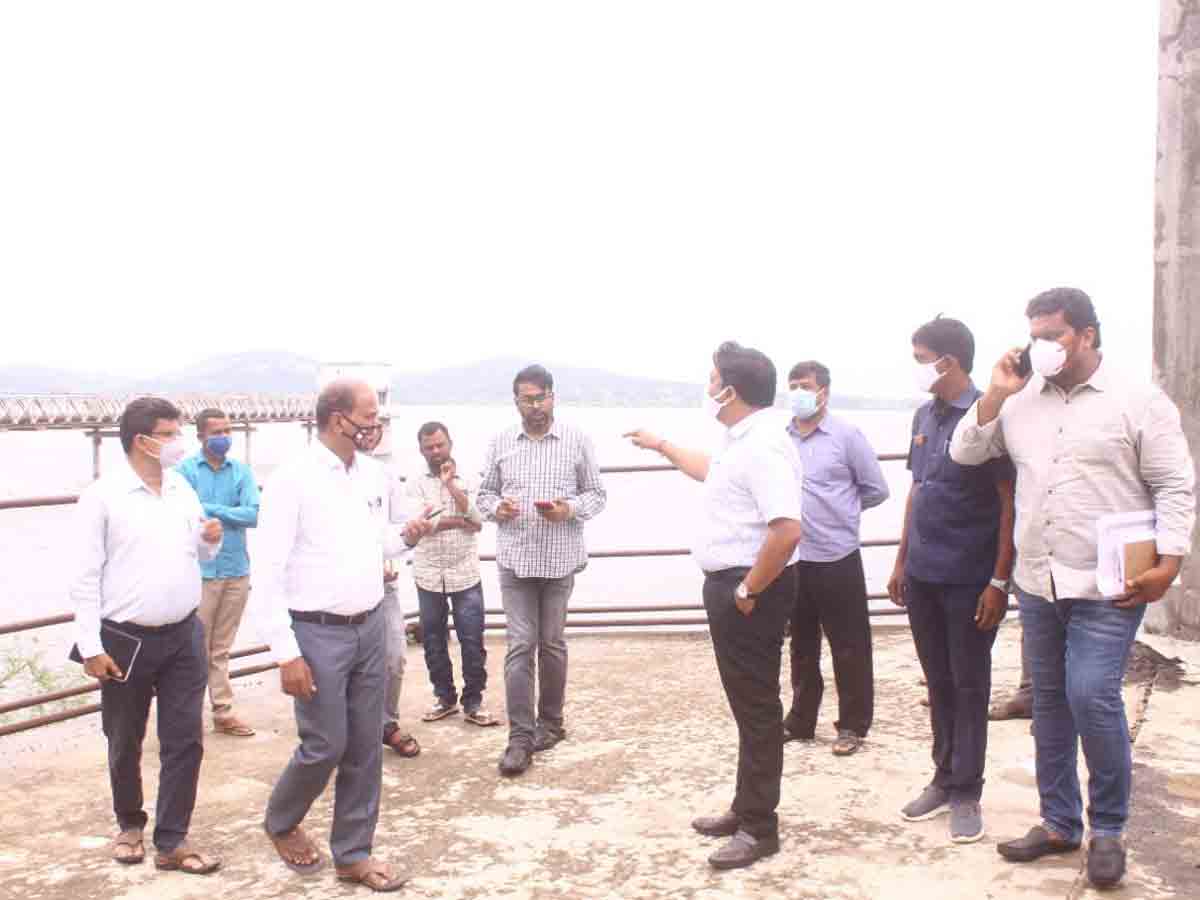 భారీ వర్షాల నేపథ్యంలో అధికారులు అప్రమత్తంగా ఉండాలి