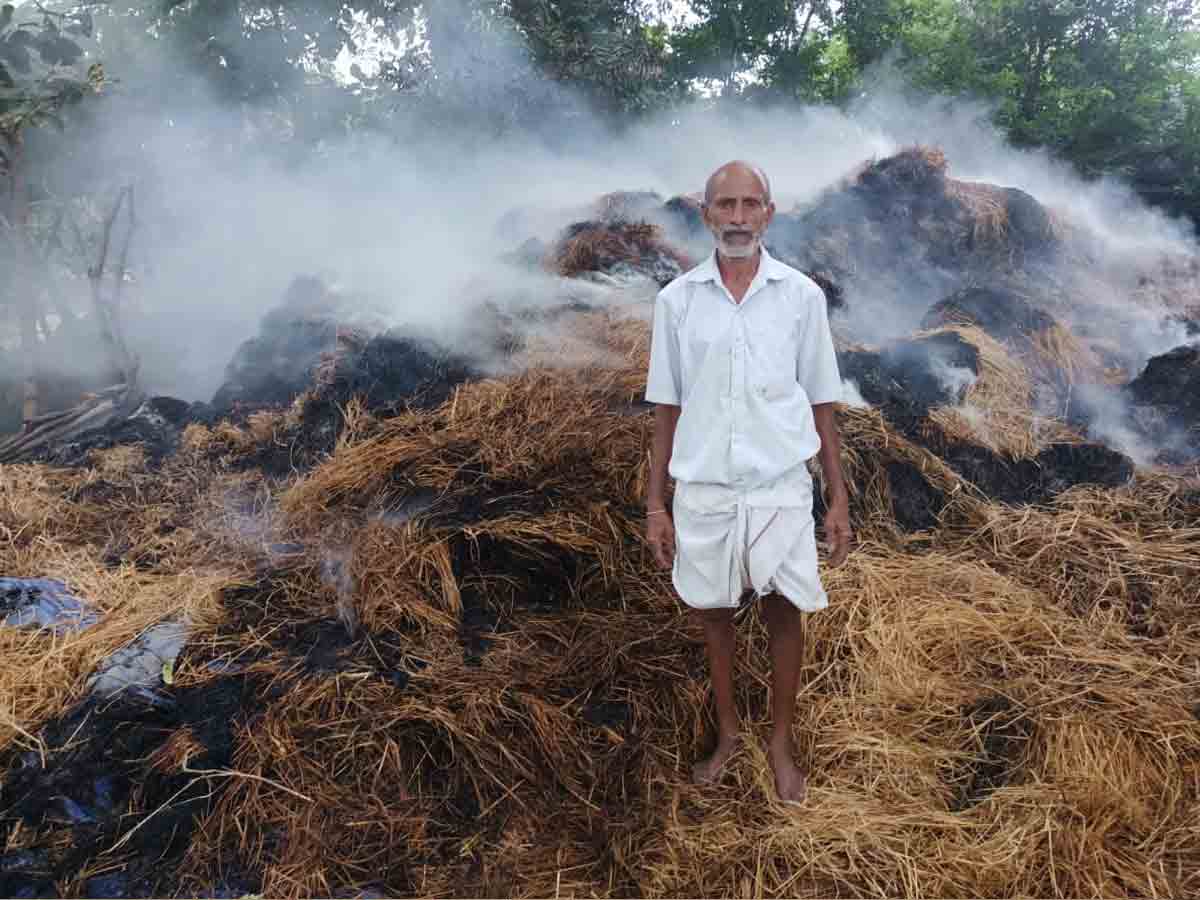 పిడుగుపాటుకు గడ్డివాము దగ్ధం