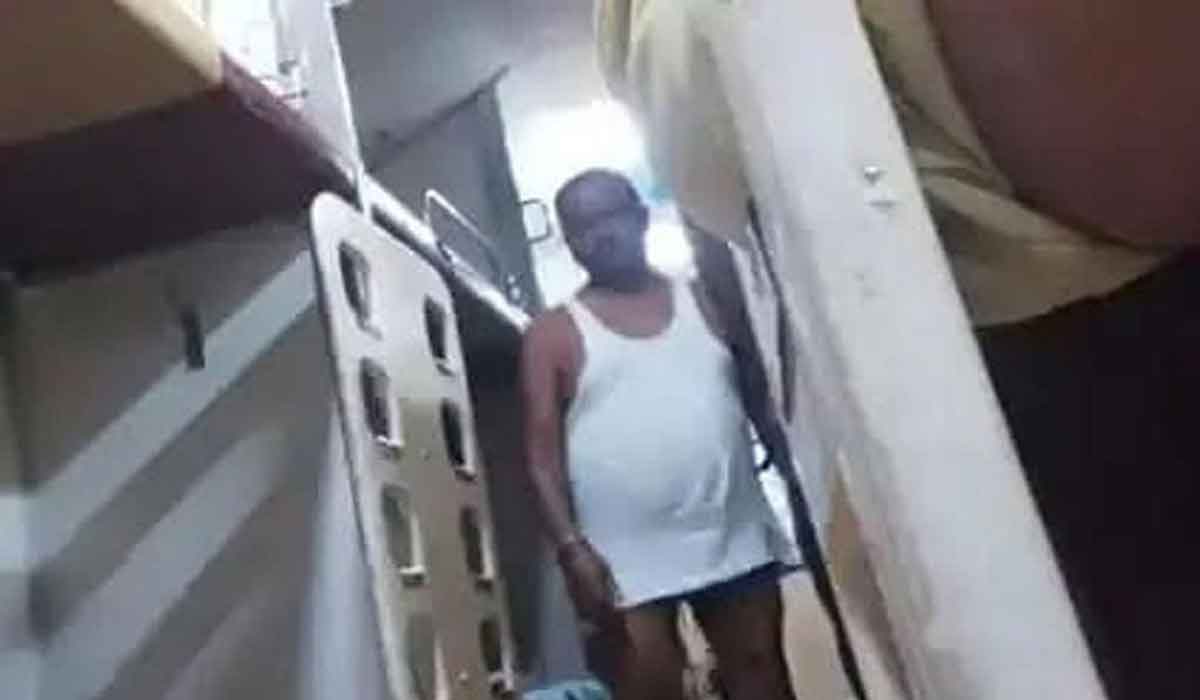 తేజ‌స్ రైలులో బ‌ట్ట‌లు లేకుండా తిరిగిన జేడీయూ ఎమ్మెల్యే