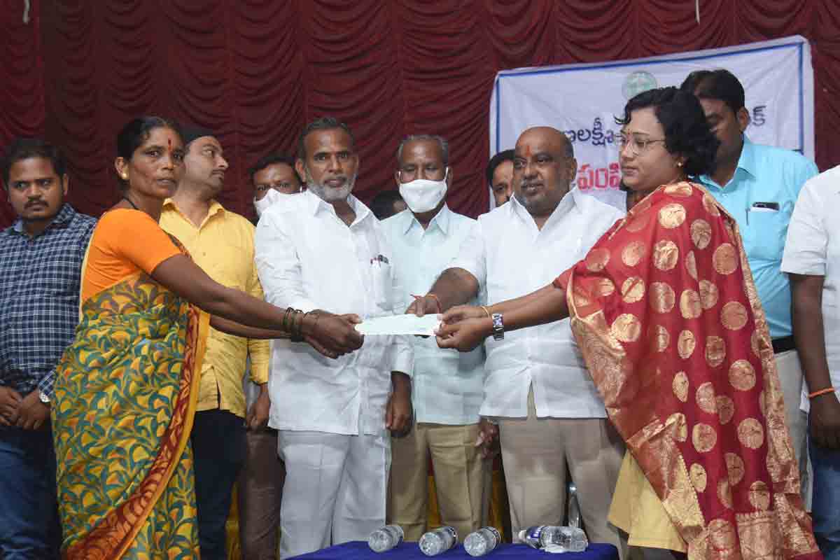 ఆ ప‌థ‌కాల‌ను బీజేపీ పాలిత రాష్ట్రాల్లో ఎందుకు అమలు చేయట్లేదు : ఎమ్మెల్యే జోగు రామన్న