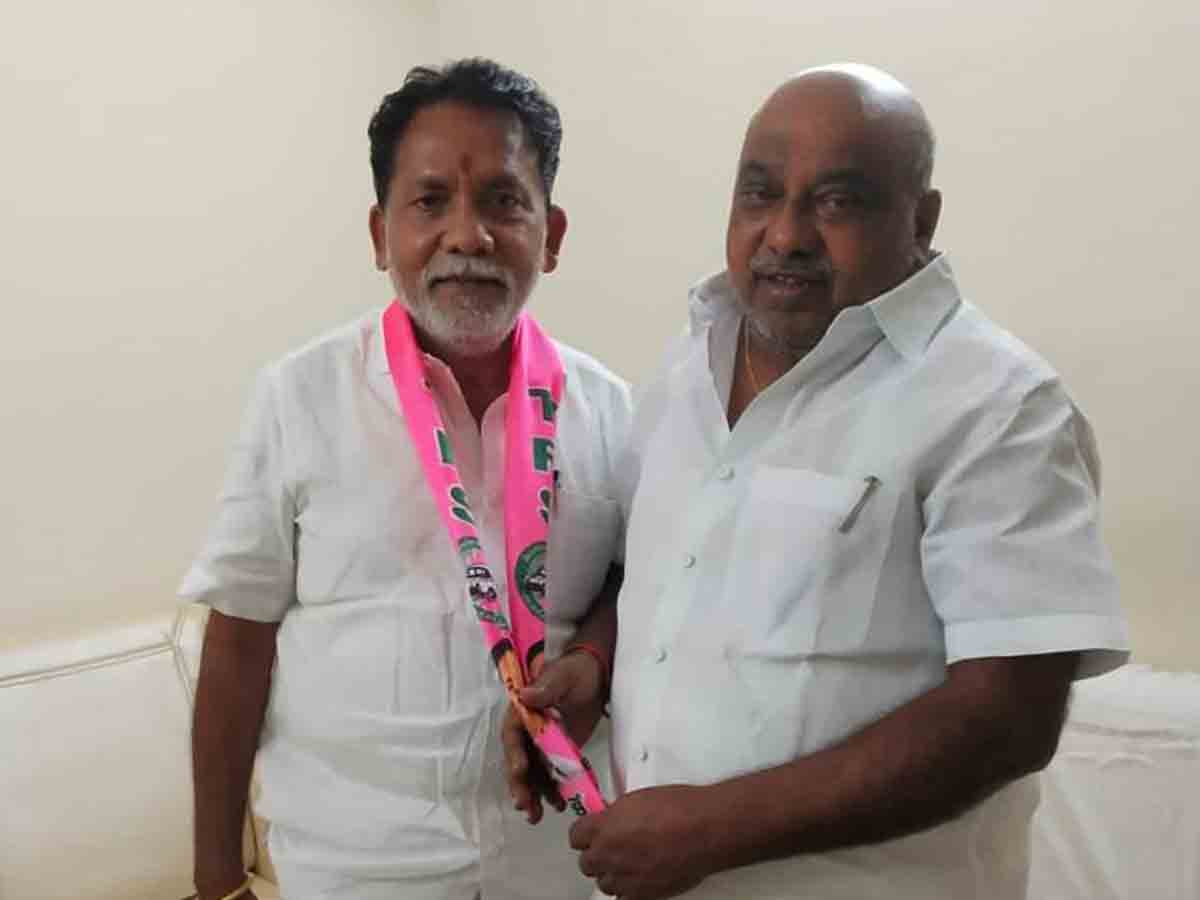 ఎమ్మెల్యే జోగు రామన్న సమక్షంలో టీఆర్‌ఎస్‌లో చేరిన డీసీసీబీ డైరెక్టర్‌