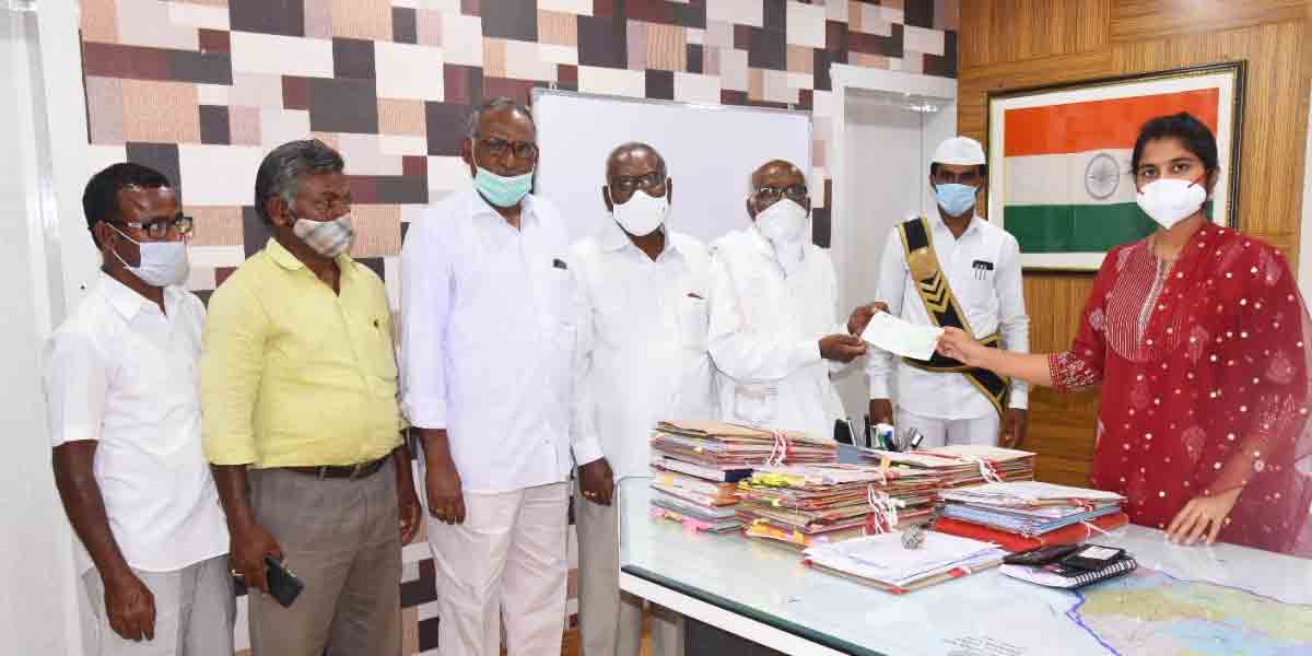 విశ్రాంత ఉపాధ్యాయిడి ఉదారత.. ప్రధాన మంత్రి జాతీయ నిధికి రూ.10 లక్షల విరాళం