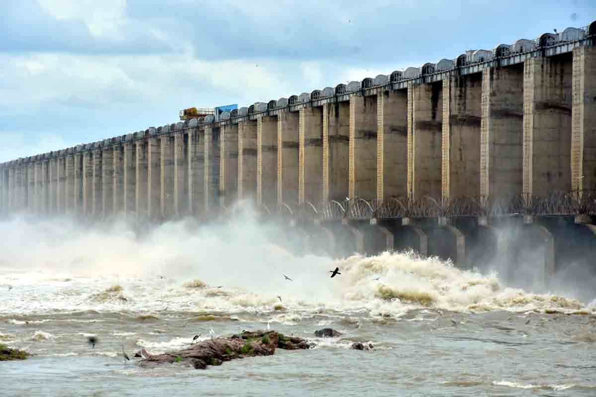 జూరాలకు 2.55 లక్షల క్యూసెక్కుల వరద.. 45 గేట్లు ఎత్తివేత