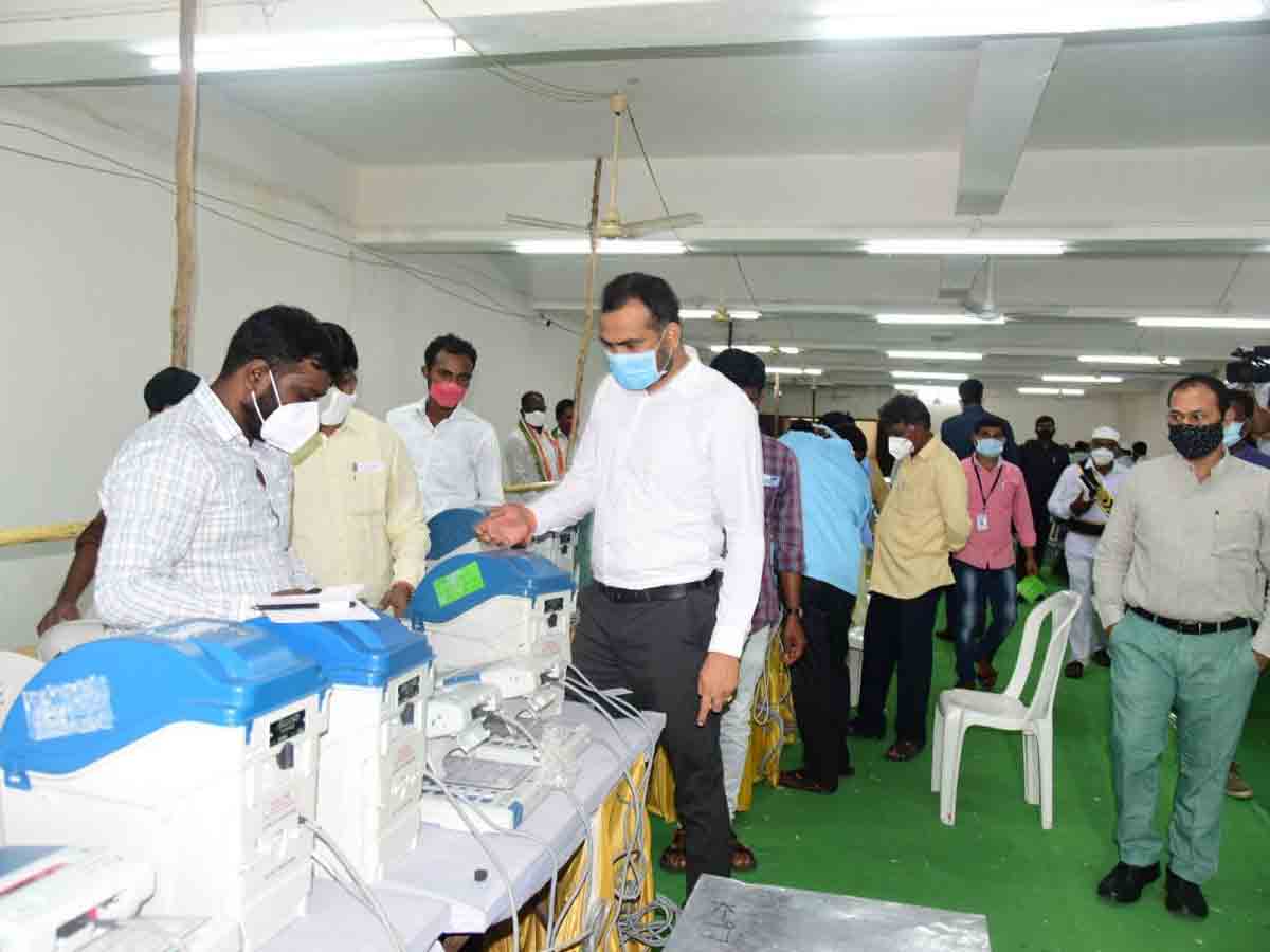 ఈవీఎంల మొదటి స్థాయి తనిఖీ : కలెక్టర్‌ ఆర్‌వీ కర్ణన్‌