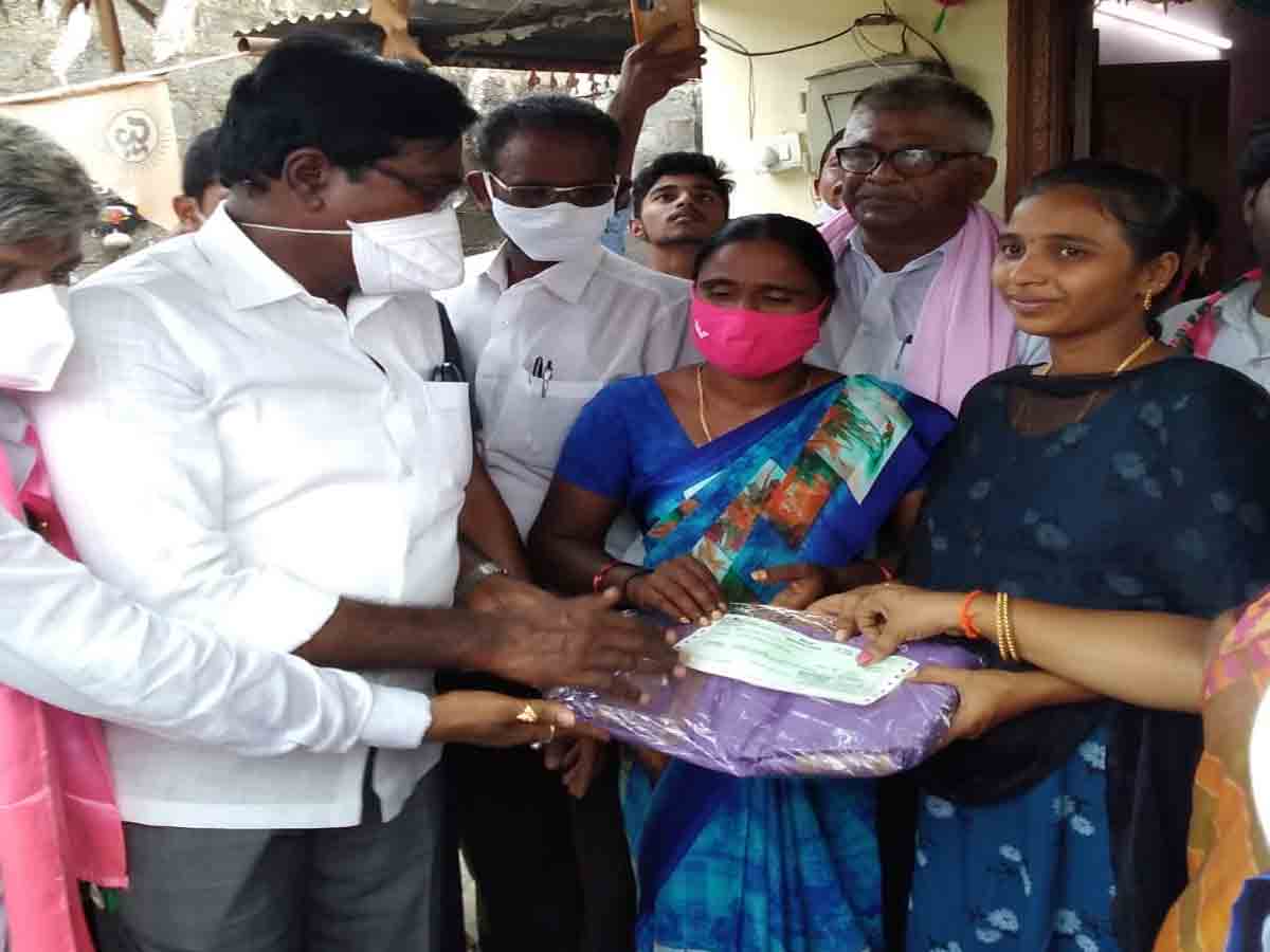 Minister puvvada | ఆడబిడ్డ పెండ్లికి భరోసా.. ఇంటికెళ్లి లబ్ధిదారులకు చెక్కులిచ్చిన మంత్రి పువ్వాడ