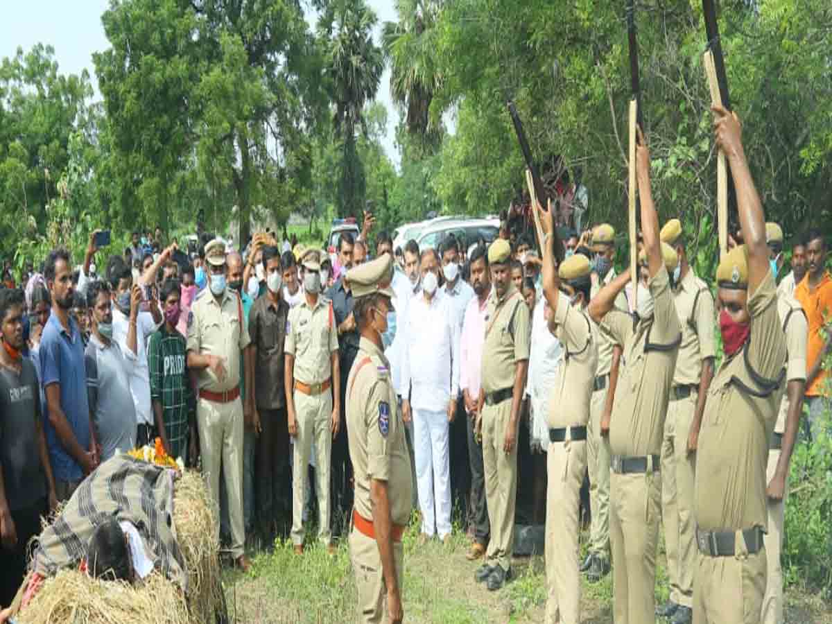 Paleru | బెటాలియన్ కానిస్టేబుల్ వీరబాబు అంతిమ యాత్రలో పాల్గొన్న ఎమ్మెల్యే