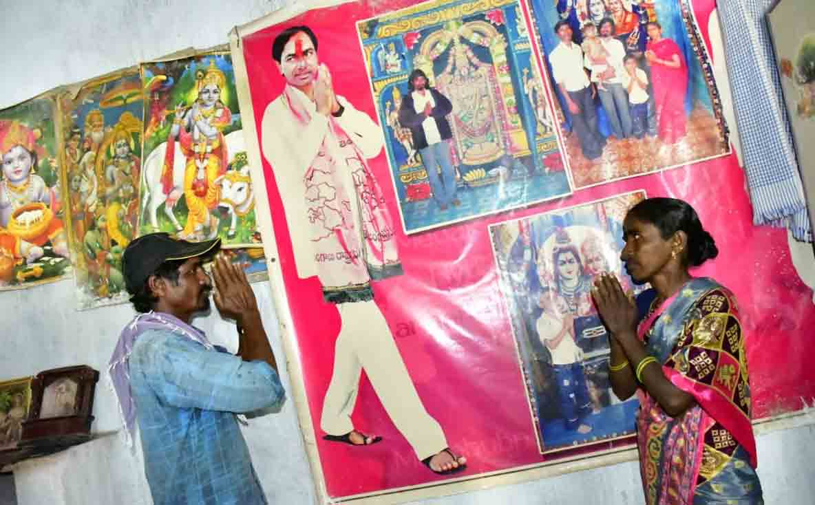 దేవుళ్ల ఫొటోల పక్కన కేసీఆర్ చిత్రపటం.. మా దేవుడు ఆయనే అంటూ.. ఎందుకిలా అంటే?