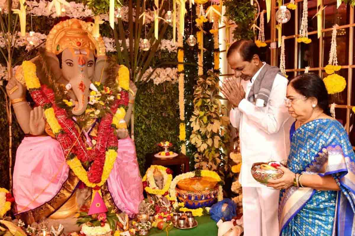 వినాయక చవితి | ప్రగతిభవన్లో సీఎం కేసీఆర్ దంపతుల ప్రత్యేక పూజలు