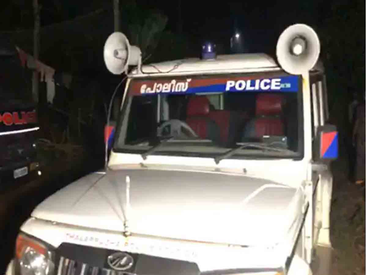 కారులో తింటున్నందుకు.. తల్లీ, కుమారులపై దాడి