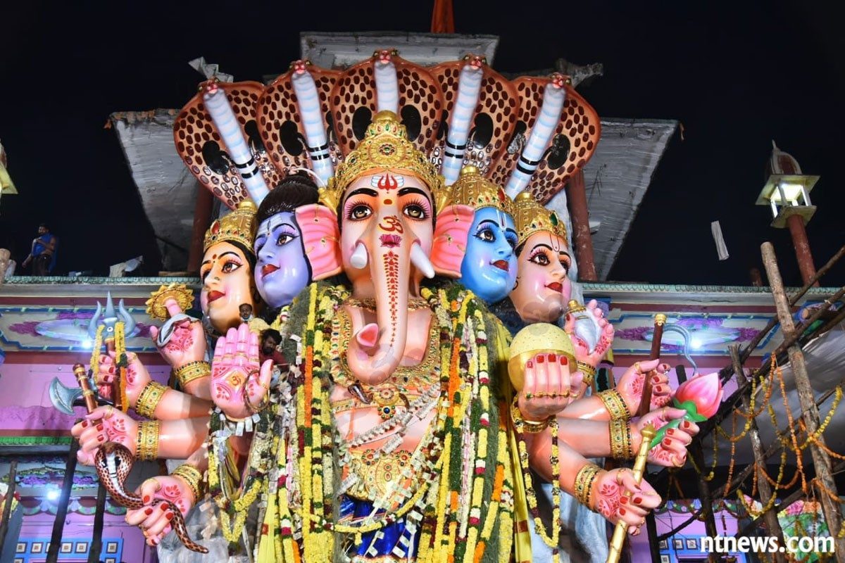 మరికాసేపట్లో ఖైరతాబాద్‌ గణేశుని శోభాయాత్ర ప్రారంభం