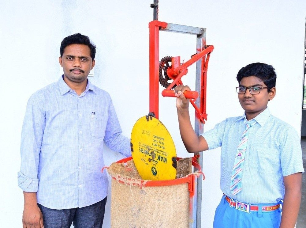 ‘చిల్లీ బ్యాగ్‌ ఫిల్లింగ్‌’ ఆవిష్కరించిన విద్యార్థికి జాతీయ అవార్డు