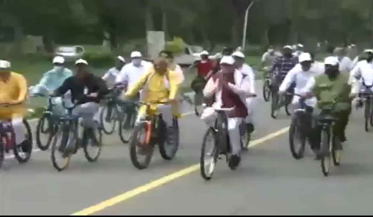 సైకిల్ తొక్కుతూ సెక్ర‌టేరియేట్‌కు వెళ్లిన‌ హ‌ర్యానా సీఎం, మంత్రులు