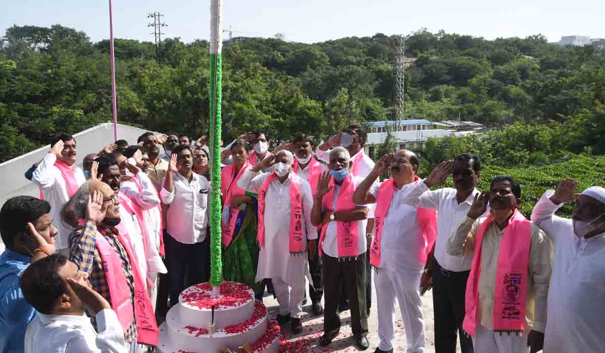 సెప్టెంబర్‌ 17 | తెలంగాణ భవన్‌లో జాతీయ జెండా ఎగురవేసిన ఎంపీ కేకే