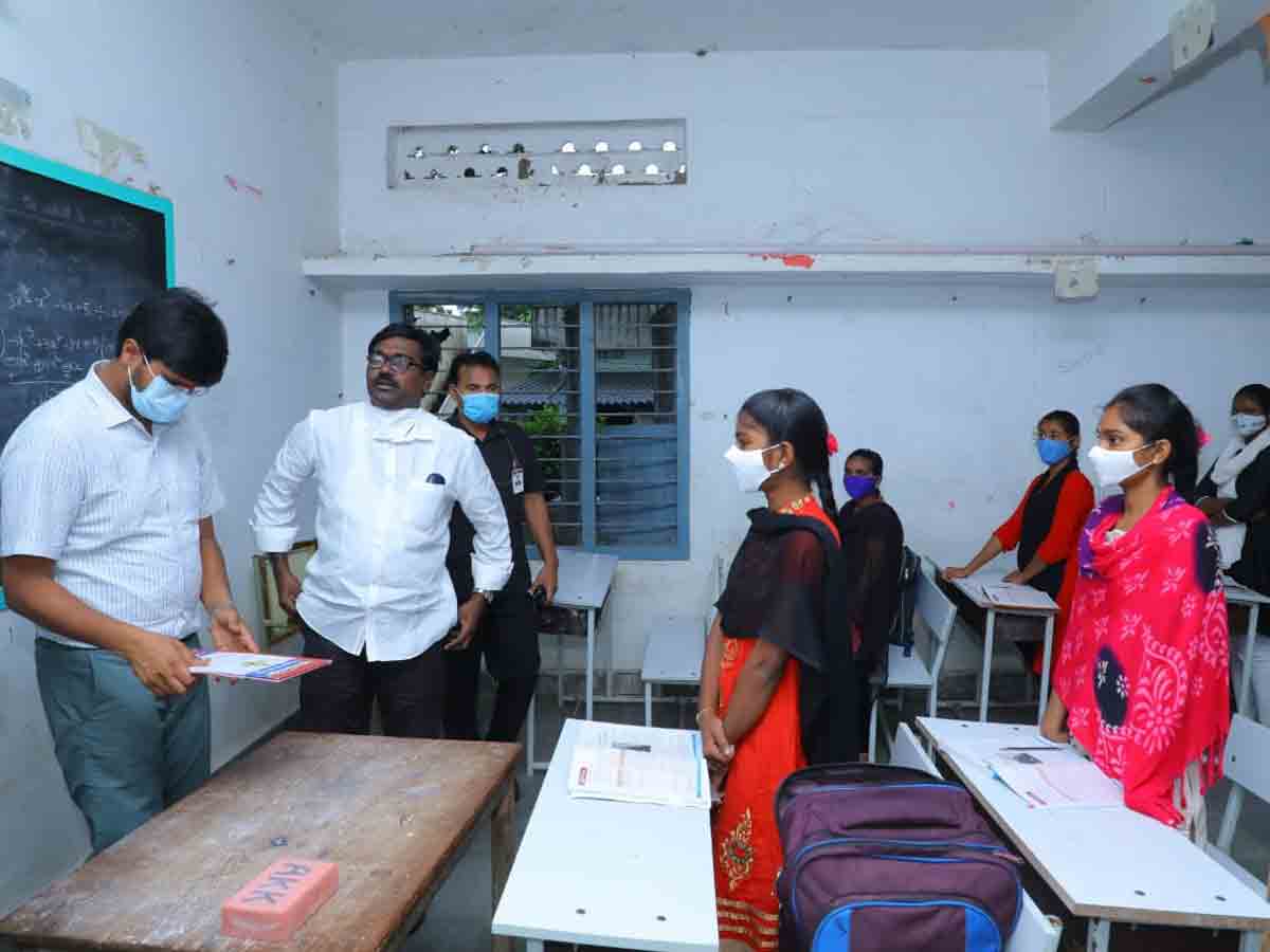 ప్రభుత్వ పాఠశాలను ఆకస్మిక తనిఖీ చేసిన మంత్రి పువ్వాడ