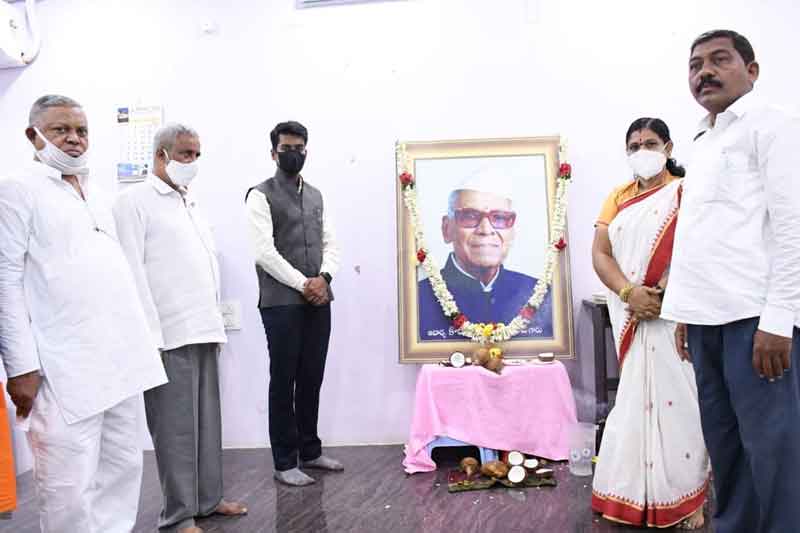 బాపూజీ జీవితం ఆదర్శం