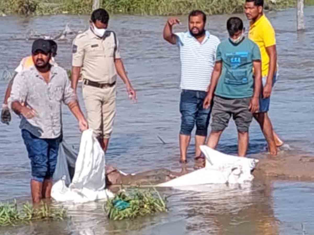 Crime news | వరదలో కొట్టుకు పోయిన కూలీ మృతి
