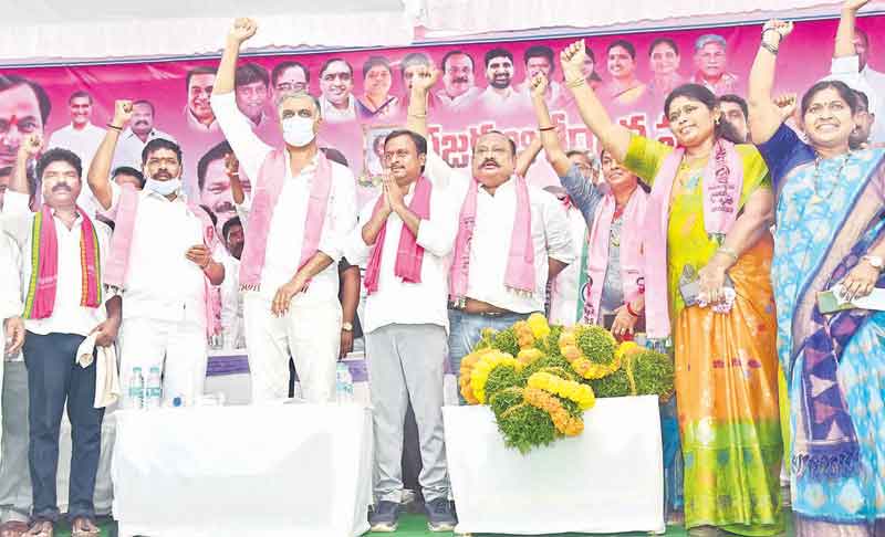 కార్పొరేట్లకు కొమ్ముకాసేటోళ్లా.. కులవృత్తులను కాపాడేటోళ్లా?