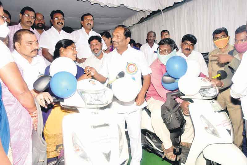 సంక్షేమ సర్కారునుఆశీర్వదించండి