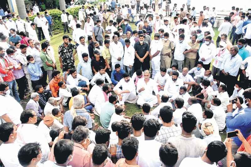 మాటలు చెప్పేటోళ్ల వైపా.. పనులు చేసేవాళ్ల వైపా..