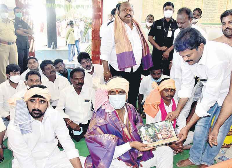 హుజూరాబాద్‌ ప్రజల ప్రయోజనమా.. ఓ వ్యక్తి ప్రయోజనమా..తేల్చాల్సింది మీరే