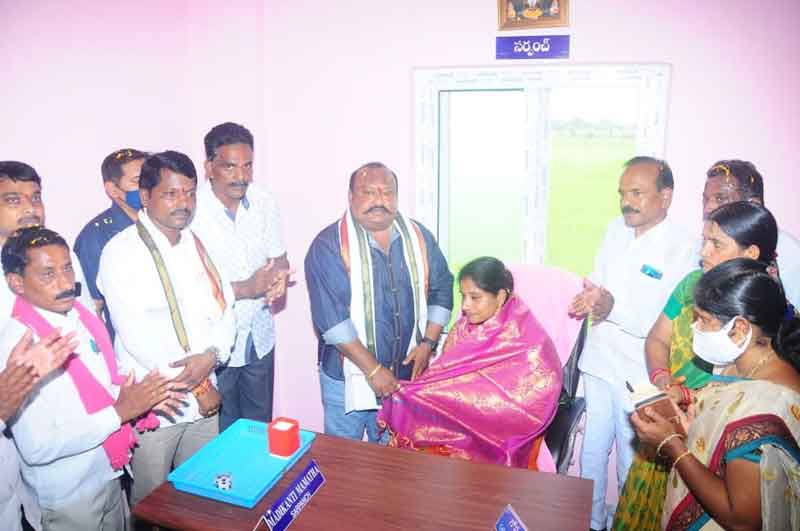 కేంద్రం రైతుల నడ్డివిరుస్తున్నది