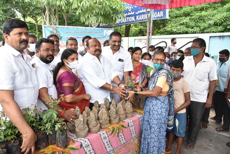 మట్టి గణపతినే పూజిద్దాం..