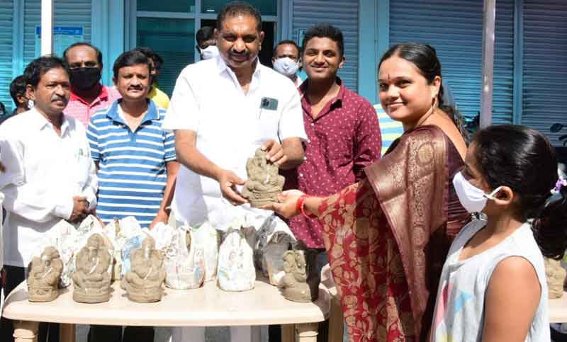 పర్యావరణ పరిరక్షణలో భాగస్వాములవ్వాలి