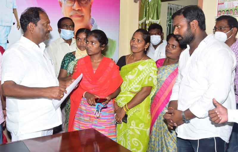 దళిత బిడ్డకు దన్ను