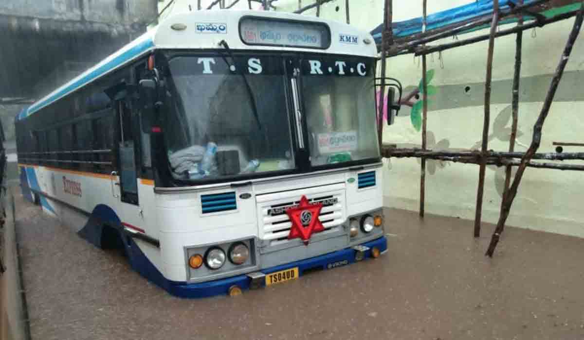 భద్రాద్రి జిల్లాలో ఎడతెరపిలేకుండా కురుస్తున్న వాన