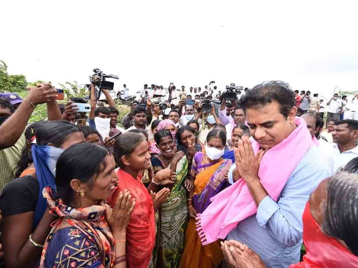 రైతులు, కూలీలను ఆప్యాయంగా పలుకరించిన మంత్రి కేటీఆర్‌