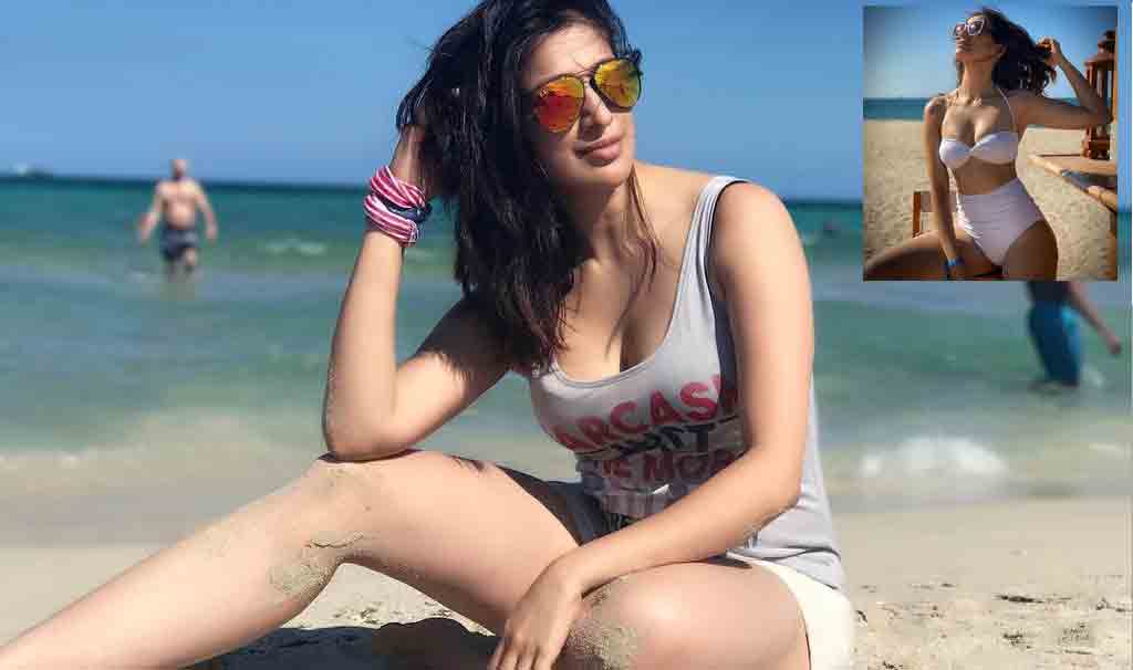 Raai Laxmi | చంద్రుడు ఎప్పుడు ప్ర‌కాశిస్తాడంటే..? బీచ్‌లో రాయ్ ల‌క్ష్మి