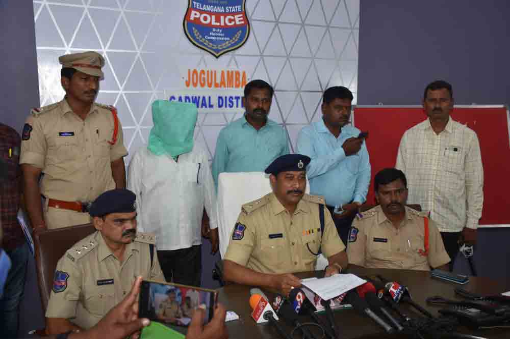 చోరీ కేసుల్లో ఇద్దరు అరెస్టు