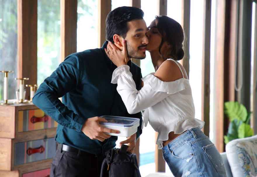 విజయదశమి బరిలో బ్యాచ్‌లర్‌