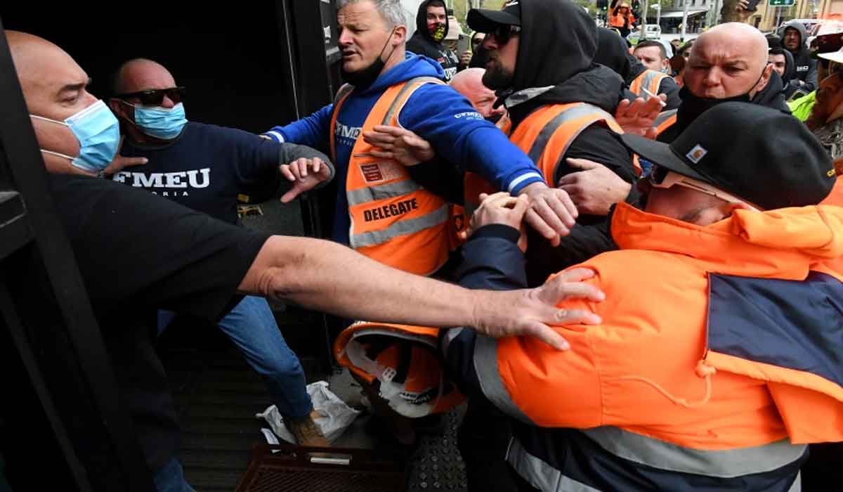 యాంటీ వ్యాక్సిన్ నిర‌స‌న హింసాత్మ‌కం.. మెల్‌బోర్న్‌లో నిర్మాణ పనులు సీజ్‌