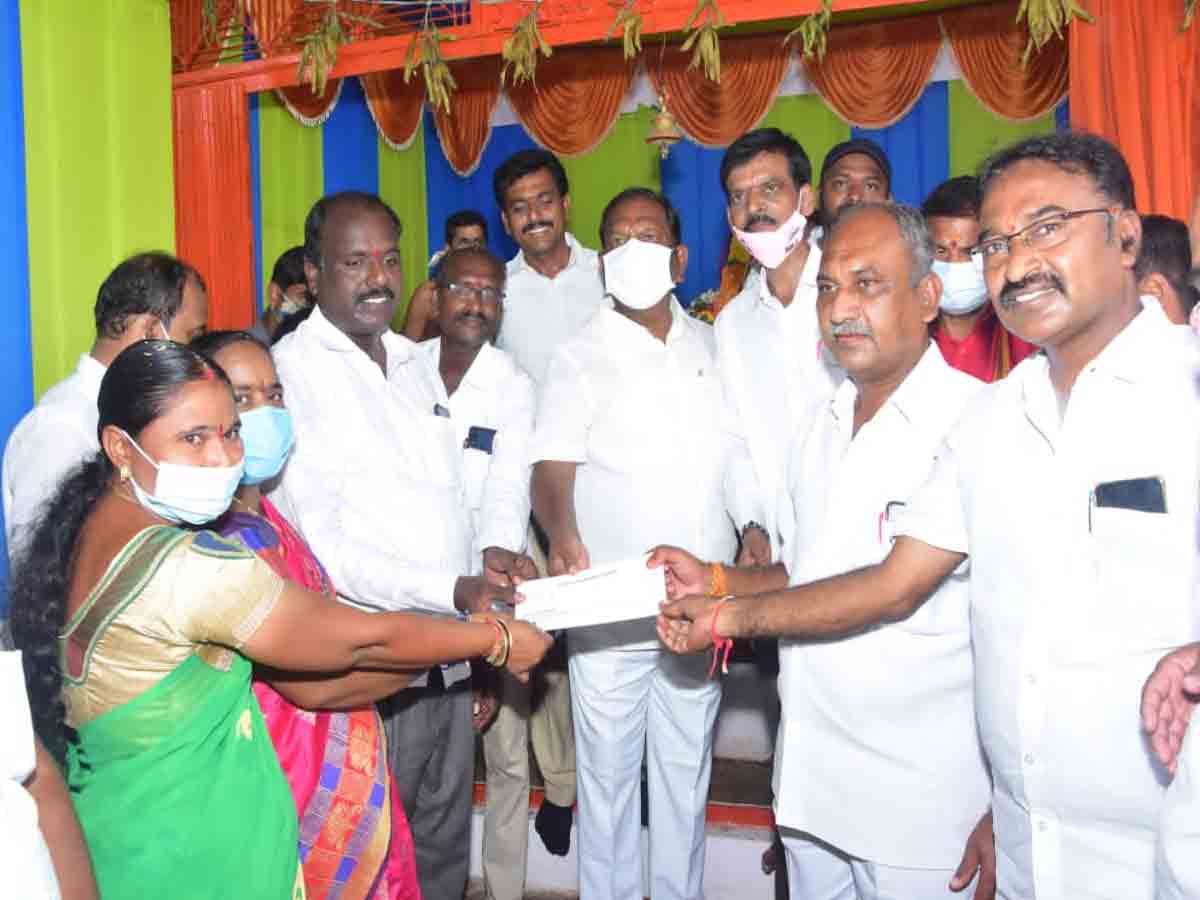 Huzurabad | ఆలయ అభివృద్ధికి రూ.15 లక్షలు.. అనుమతి పత్రాన్నిఅందజేసిన మంత్రి కొప్పుల