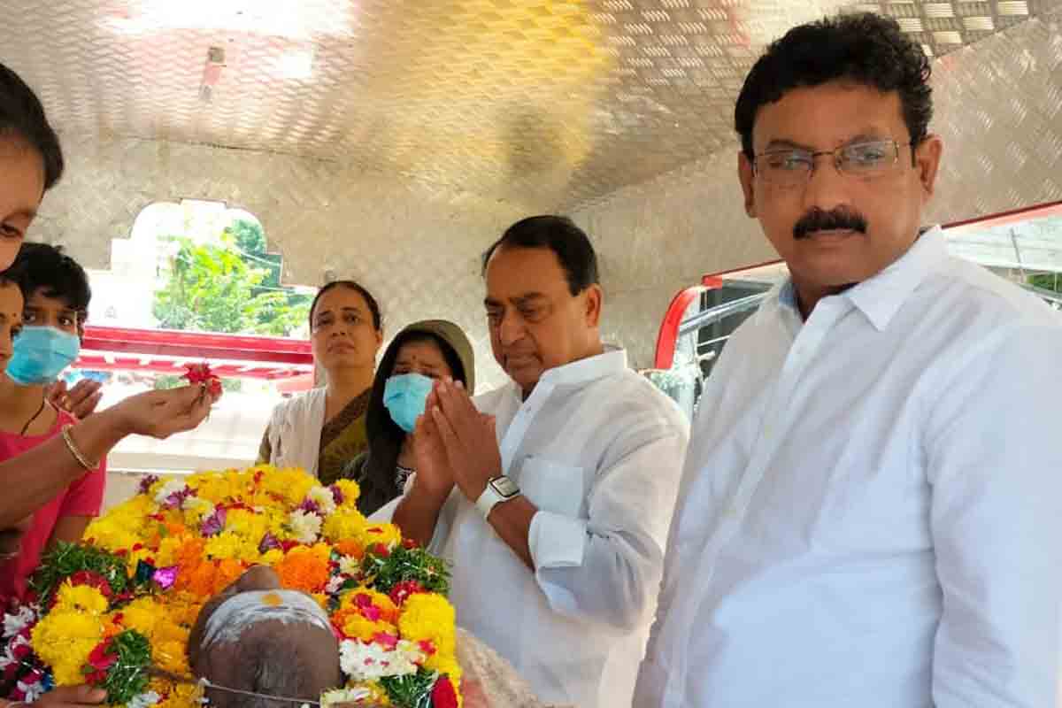 మడిపల్లి భద్రయ్య అంత్యక్రియల్లో పాల్గొన్న మంత్రి అల్లోల