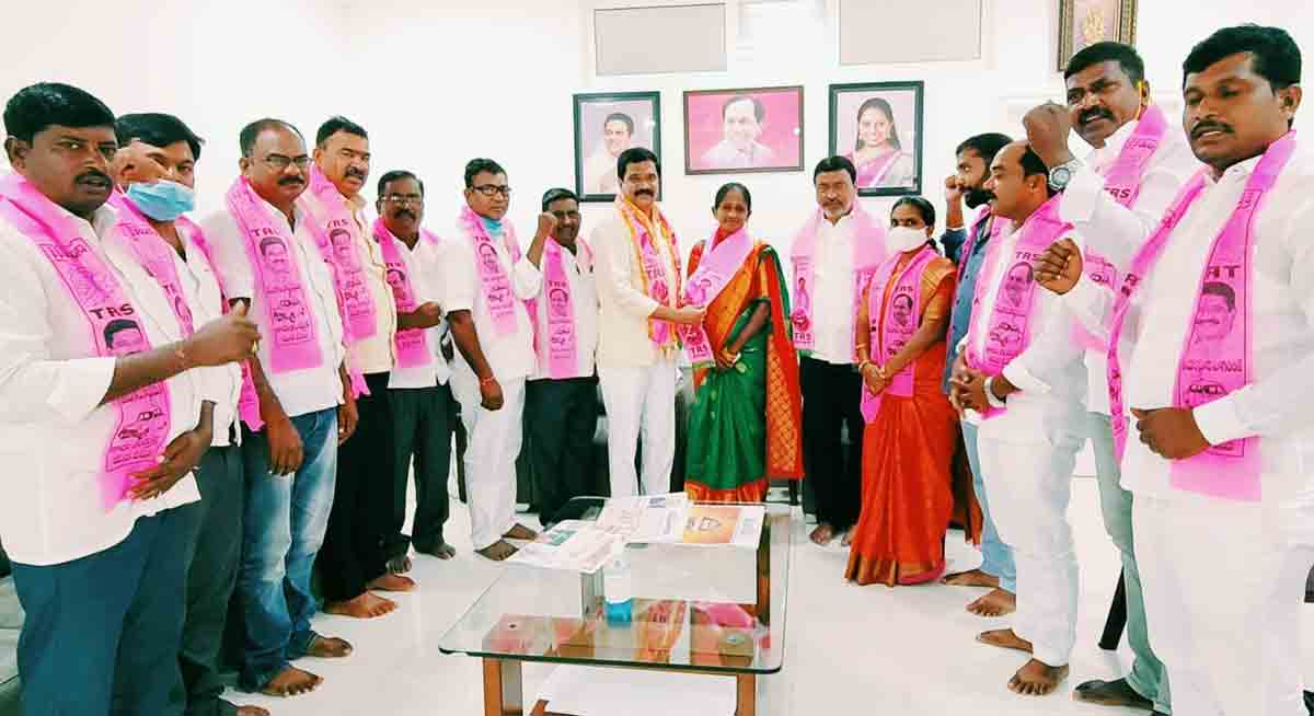 Balkonda: టీఆర్ఎస్‌లో చేరిన బీజేపీ ఎంపీటీసీ