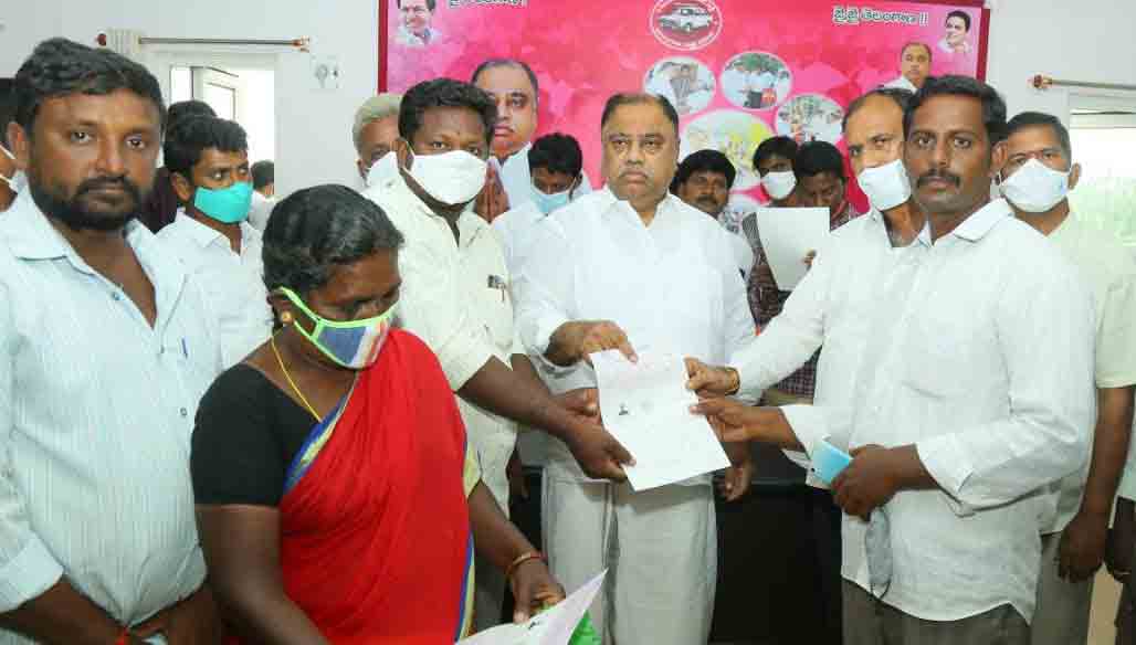 CMRF | ముఖ్యమంత్రి సహాయనిధి చెక్కులను పంపిణీ చేసిన ఎమ్మెల్యే కందాళ..