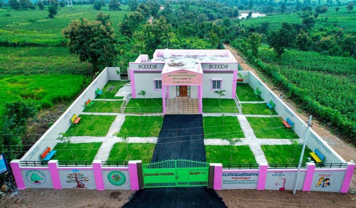 ఆకుపచ్చని అందం.. ఔరా అనిపించే పంచాయ‌తీ భ‌వ‌నం..!!