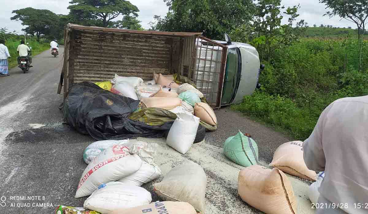 టాటా ఏస్‌ వాహనం బోల్తా..పీడీఎస్ బియ్యం గుట్టురట్టు